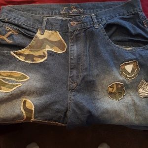 L jeans with camouflage print on the pockets legs